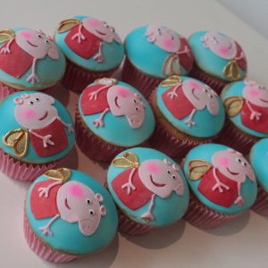themed pepper pig cupcakes