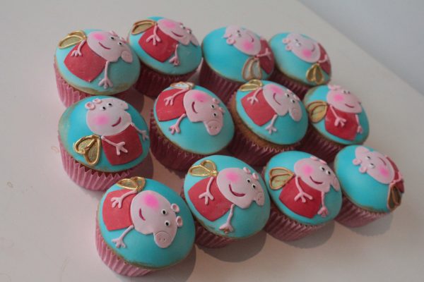 themed pepper pig cupcakes